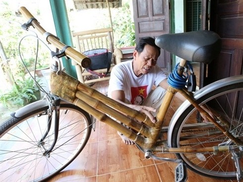 Les produits made in Vo Tân Muoi disposent d’un cadre et de guidons en tre gai (bambou à épis retombants). Photo : Lê Lâm/Vietnamplus/CVN