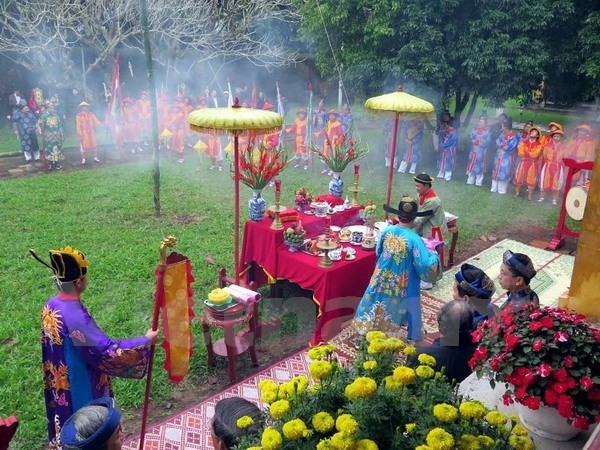 Vue d'ensemble du rite du dressage du mât "cây nêu" à Huê. Photo: VNA.