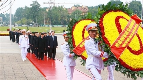 Une délégation du Parti, de l'État et du gouvernement est allée dans la martinée du 3 février, fleurir et rendre un hommage posthume au Président Hô Chi Minh en son mausolée.  Photo: VNA.
