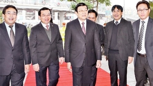 Le Président vietnamien Truong Tân Sang (au centre) et les responsables du PetroVietnam. Photo: VNA.