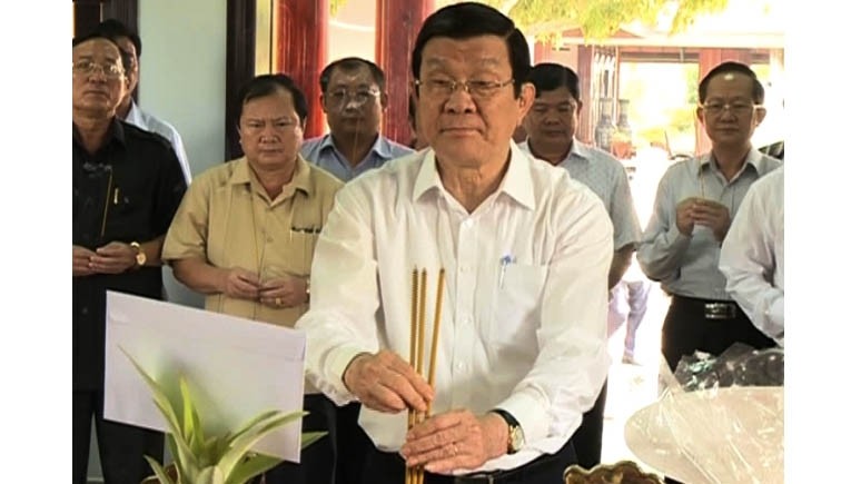 Le Président du Vietnam, Truong Tân Sang, est allé offrir de l’encens au site commémoratif d​e l'ancien Premier ministre Vo Van Kiêt. Photo: NDEL.