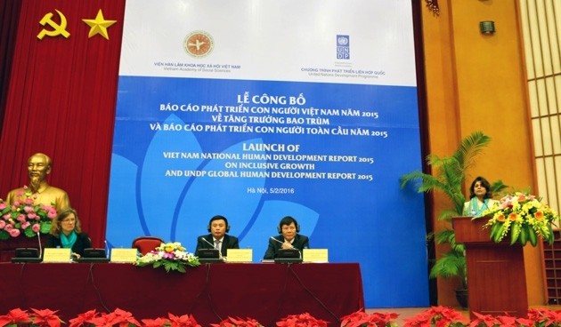 Cérémonie de publication du Rapport sur le développement humain du Vietnam et le Rapport mondial sur le développement humain du PNUD en 2015. Photo: NDEL.