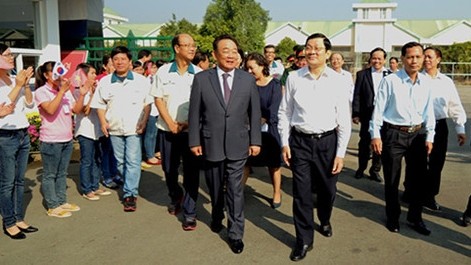 Le Président vietnamien, Truong Tân Sang (1er rang, à droite), et le personnel de la Société Vietnam - Môc Bài. Photo: VOV.