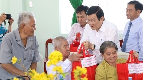 Le Président Truong Tân Sang a offert, le 6 février, des cadeaux à des familles de la province de Dông Thap bénéficiant de politiques de l'État. Photo: Van Tri/VNA.