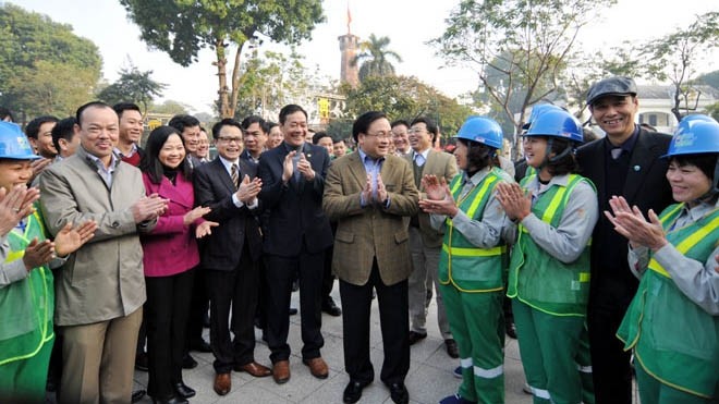 Le secrétaire du Comité municipal du Parti de Hanoi Hoàng Trung Hai (au centre) est allé présenter ses vœux du Têt aux travailleurs ​de Hanoi. Photo: HNMO.