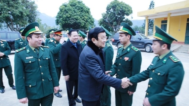 Le Président vietnamien, Truong Tân Sang, rend visite aux cadres et soldats du poste frontalier international de Trà Linh, dans la province de Cao Bang. Photo: NDEL.