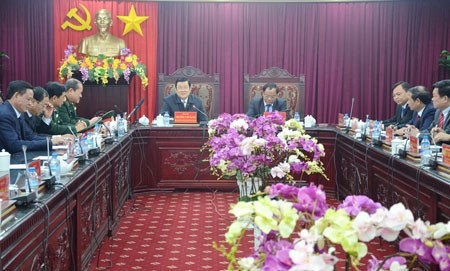 Le Président Truong Tân Sang (à gauche) travaille avec les responsables de la province de Bac Kan. Photo: VNA.