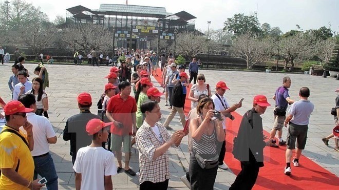 Des touristes visitent l'ancienne cité impériale de Huê. Photo: VNA.