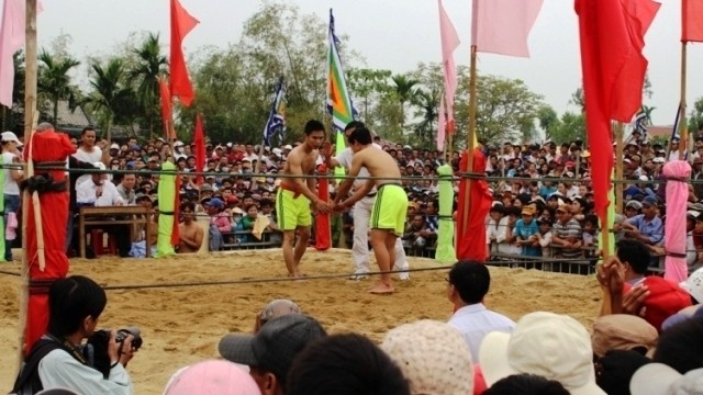 Le tournoi de lutte libre du village de Sinh. Photo: NDEL.