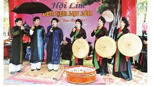 Une scène de "quan ho" présentée lors de la fête de Lim avec des chanteurs et chanteuses. Photo: VNA.