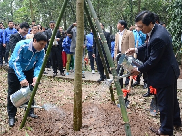 Les responsables de l’Union de la Jeunesse communiste Hô Chi Minh et du district de Dông Anh plantent des arbres. Photo: NDEL.