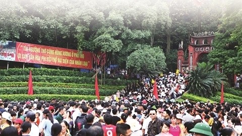 La fête du Temple des rois fondateurs Hùng, au 10e jour du 3e mois lunaire, attire chaque année de plus en plus de visiteurs. Photo: Quy Trung/VNA/CVN.
