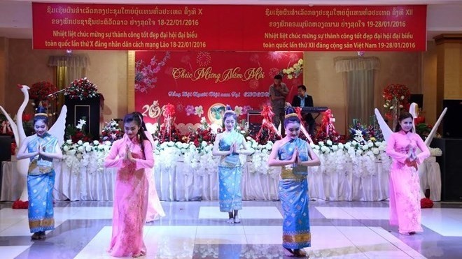 Un numéro de danse saluant les relations spéciales entre le Vietnam et le Laos. Photo: VNA.