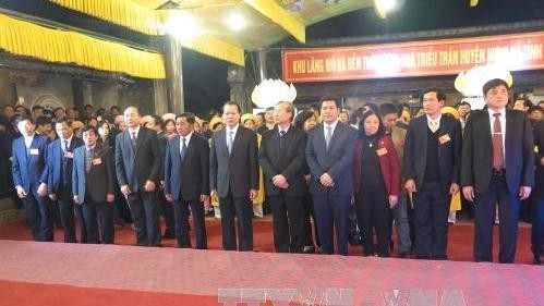 Les dirigeants du Parti et de l'État et les responsables de la province de Thai Binh à la cérémonie d’ouverture de la Fête du temple des rois Trân. Photo: VNA.
