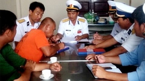 Remise du pêcheur philippin, Anthongradulet, aux autorités compétentes de Philippines. Photo: NDEL.