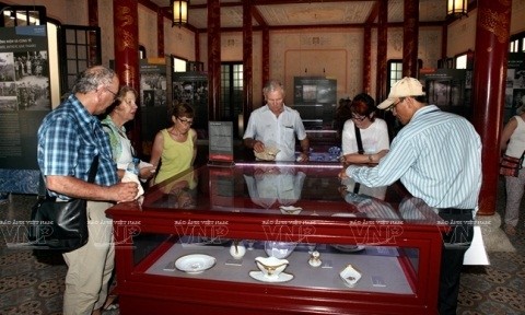 Les visiteurs internationaux à l’exposition "Impression et trésor du palais royal - Cuisine de la cour royale" à Ta Vu dans la Cité Interdite - Huê.