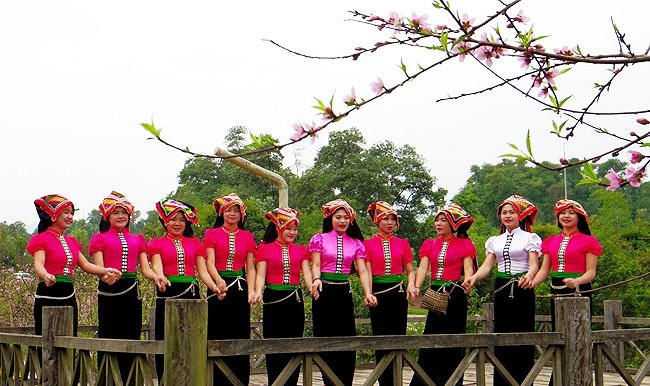 Les jeunes filles de l'ethnie Thai. Photo: Nhât Quang/NDEL.