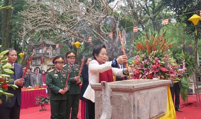 La vice-présidente du Vietnam, Nguyên Thi Doan à  la pagode de Côn Son. Photo: NDEL.