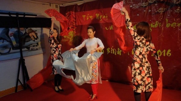 Un spectacle de la fête du Nouvel An de l’Association des Compatriotes de Nghê Tinh en France. Photo: NDEL.