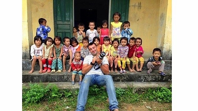 Le photographe Réhahn Croquevielle et des enfants rencontrés en montagne. Photo: CVN.