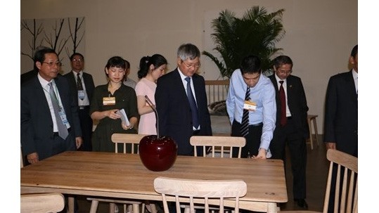 Visiter un stand dans le cadre de l'exposition de produits artisanaux et d’articles en bois VIFA-EXPO 2016, à Hô Chi Minh-Ville. Photo: CVN.