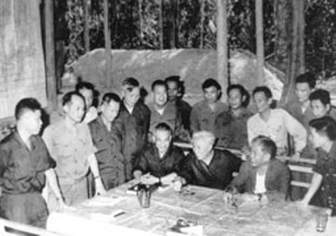 Le Bureau politique tient en octobre 1974 la réunion prenant la décision sur la libéation du Sud. Photo: Nhân Dân.