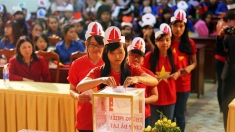  Les étudiants et élèves de Lâm Dông ont collecté des dizaines de millions de dôngs en faveur du Fonds d'assistance pour Truong Sa. Photo: VNA/CVN