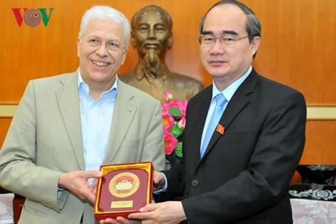 Le chef du CC du FPV, Nguyên Thiên Nhân (à droite), reçoit le président de l’Association de Soutien médical du Vietnam. Photo: VOV.