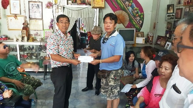 Le président de l'Association des Vietnamiens d'Udon Than, Trân Minh Duc, rend visite aux familles touchées par l’incendie. Photo: NDEL.