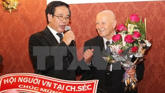Le Pr-Dr tchèque Ivo Vasiliev (à droite) et le linguiste vietnamien Nguyên Quyêt Tiên. Photo: VNA.