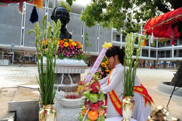 Les élèves rendent hommage à Phan Châu Trinh. Photo: NDEL.