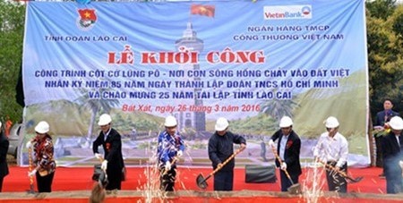 La cérémonie de mise en chantier du mât pour drapeau de Lung Pô. Photo: VOV.