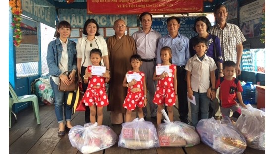 Le vice-président du CC du FPV offre des cadeaux aux enfants du centre de philanthropie dans le village de Chong Kneas. Photo: daidoanket.
