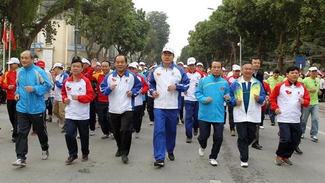 Le Président du CC du FPV, Nguyên Thiên Nhân (au milieu), participe à la Course de la Journée olympique pour la santé publique 2016 tenue à Hanoi. Photo: VGP.
