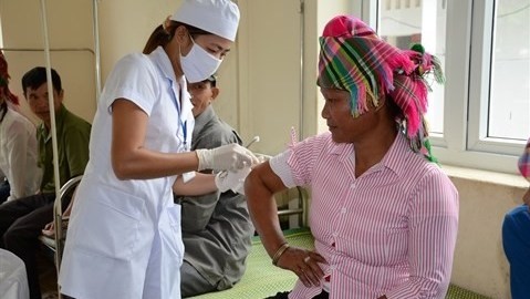 Soins médicaux gratuits donnés à une femme d’une ethnie minoritaire dans la province de Lai Châu (au Nord). Photo: VNA.