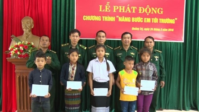 Remise des bourses aux enfants dans les zones frontalières Vietnam - Laos. Photo: NDEL.