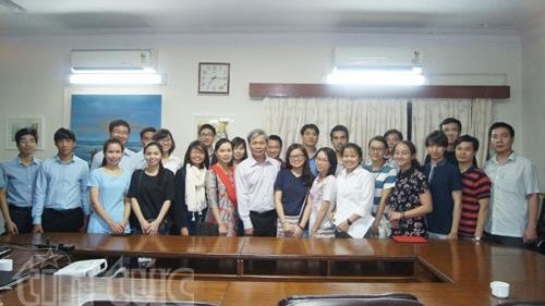 L'ambassadeur vietnamien en Inde, Tôn Sinh Thành (au centre du 1er rang) prend la photo avec des étudiants vietnamiens lors du congrès. Photo: baotintuc.vn.