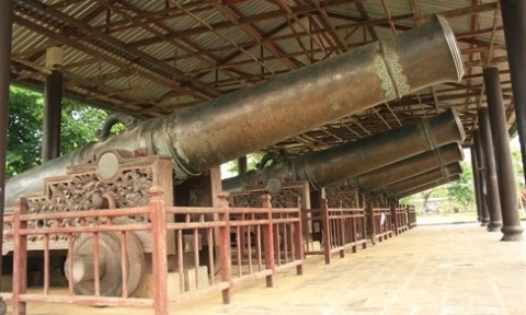 Cinq des neuf canons sacrés de la dynastie Nguyen. 
