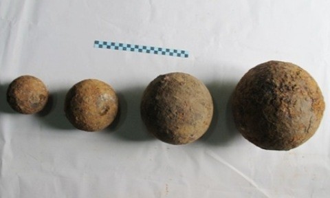  Quatre catégories de boulets de canons découverts par le musée d'histoire de Thua Thiên - Huê.