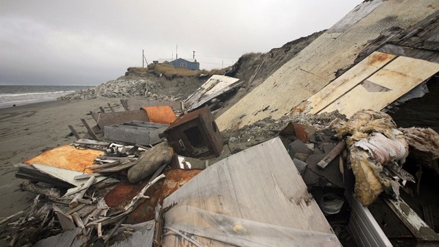 Des maisons effondrées en raison de l’érosion côtière due à la montée du niveau de la mer en Alaska. Photo: ONU.