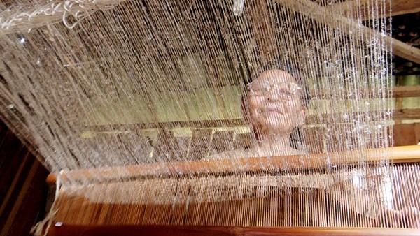 Le tissage du lin est un métier traditionnel des Mông de Hà Giang. Photo: Nhât Quang/NDEL.