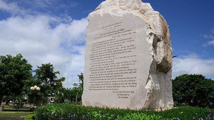 La lettre du président Hô Chi Minh pour le Congrès des ethnies minoritaires du Sud gravée sur la pierre. Photo: CPV.
