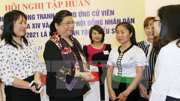 La vice-présidente de l’AN, Tong Thi Phong, et les délégués. Photo: VNA.