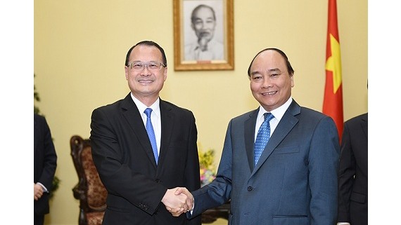 Le Premier ministre Nguyên Xuân Phuc (à droite) et le président du Groupe honkongais Sunwah, Jonathan Choi. Photo: VGP.
