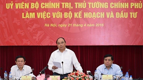 Le Premier ministre Nguyên Xuân Phuc (debout) prend la parole lors de la séance de travail avec le Ministère du Plan et de l’Investissement. Photo: VGP