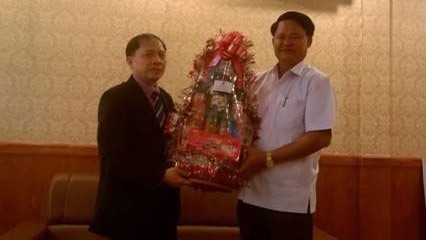 Le représentant du Consulat général du Vietnam à Battambang offre des cadeaux au gouverneur de la province de Banteay Meanchey. Photo: quehuongonline.