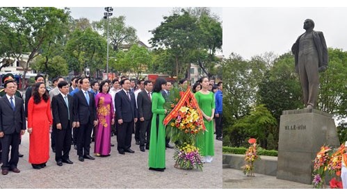 Des autorités de Hanoi devant la statue de Lénine, le 22 avril. Photo: hanoimoi.