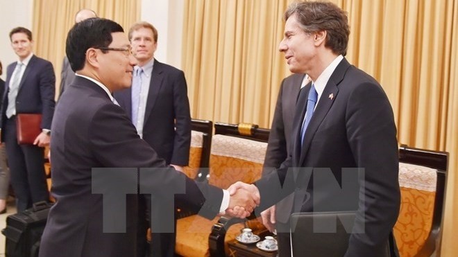 Le vice-PM et ministre des AE, Pham Binh Minh (à gauche), et le premier secrétaire d’État adjoint américain Antony Blinken (droite). Photo: VNA