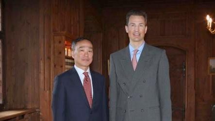 L’ambassadeur du Vietnam au Liechtenstein, Pham Hai Bang (à gauche), et le Prince héritier Alois de Liechtenstein. Photo: VNA.