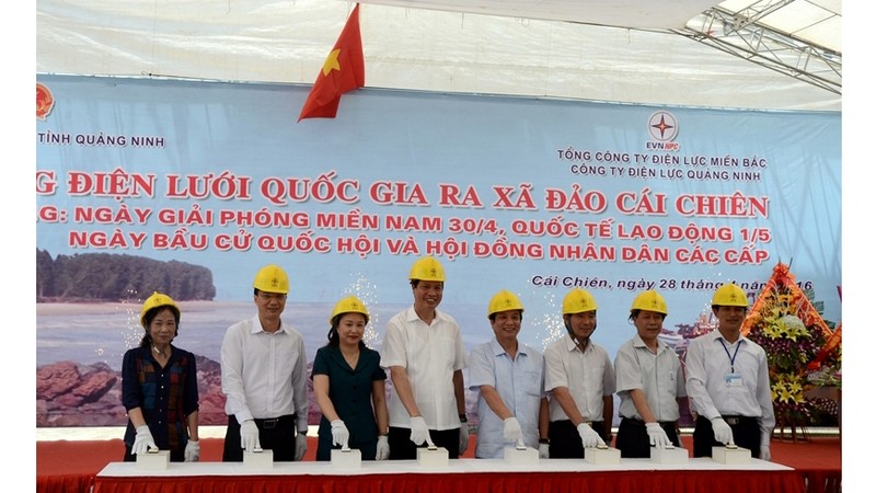 La cérémonie du raccordement de la commune insulaire de Cai Chiên au réseau électrique national. Photo: baoquangninh.com.vn.